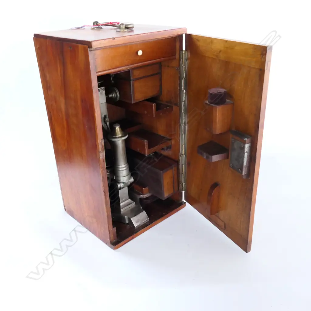 NICKEL PLATED BRASS SEIBERT, WETZLER POLARIZING MICROSCOPE, BARREL ENGRAVED 'SYRACUSE UNIV. III'.  IN MAHOG BOX Image 1++